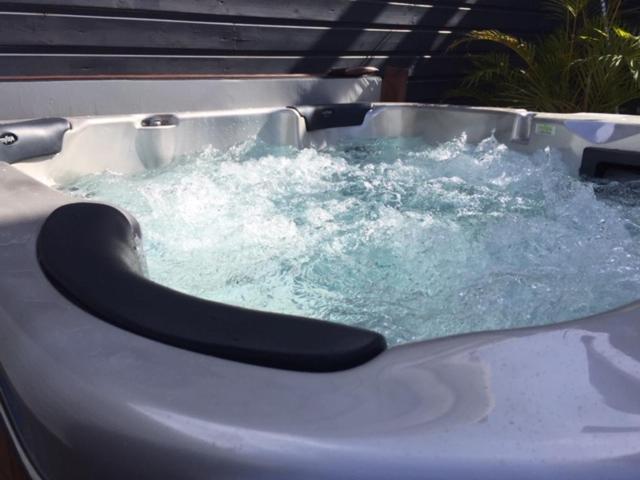 شقة Le Flamboyant Avec Piscine Chauffee 30° Et Jacuzzi سانت أندريه المظهر الخارجي الصورة